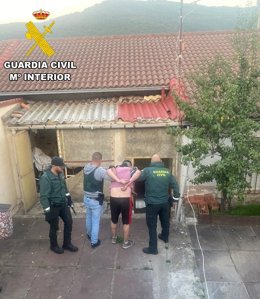 Momento de la detención del hombre.