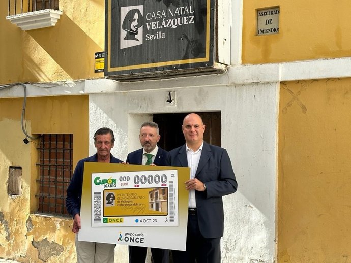 El delegado de la ONCE en Andalucía, Ceuta y Melilla, Cristóbal Martínez, ha presentado la imagen de este cupón al presidente de la Fundación Casa Natal de Velázquez, Enrique Piñeiro, y al vicepresidente y director ejecutivo, Enrique Bocanegra.