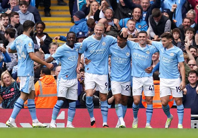 23 September 2023, United Kingdom, Manchester: Manchester City's Erling Haaland (C) celebrates scoring his side's second goal with team-mates during the English Premier League soccer match between Manchester City and Nottingham Forest at the Etihad Stadiu