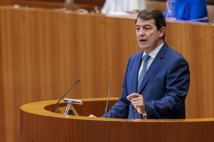 Mañueco interviene en un momento en el Debate sobre Política General