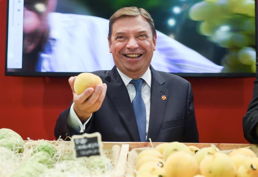Archivo - El ministro de Agricultura y Pesca, Luis Planas, sostiene una peza de fruta en su visita a la Feria Internacional de Frutas y Verduras, Fruit Attraction 2023,  
