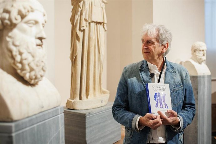 Archivo - El paleontólogo español Juan Luis Arsuaga, uno de los ibvitados a la muestra hispalense