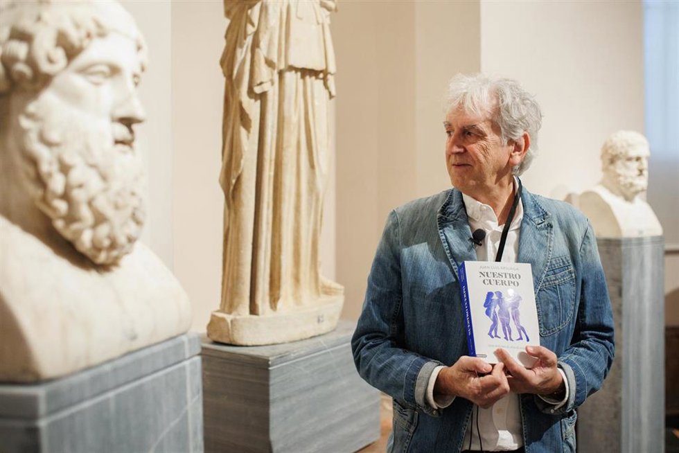Archivo - El paleontólogo español Juan Luis Arsuaga, uno de los ibvitados a la muestra hispalense