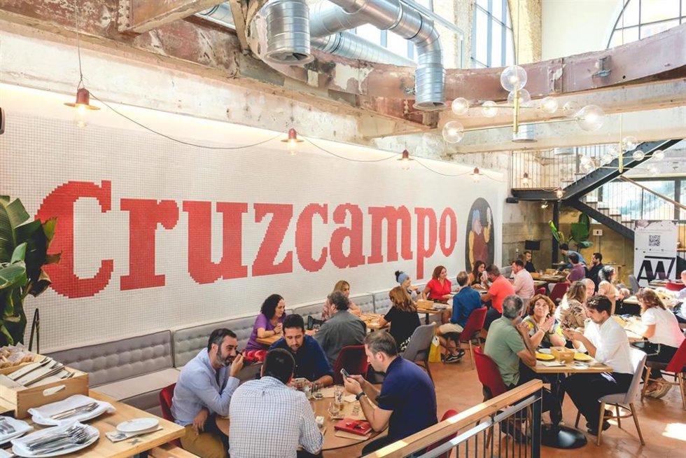 Archivo - Participantes en algunas de las propuestas de Factoría Cruzcampo en el interior de su sede.