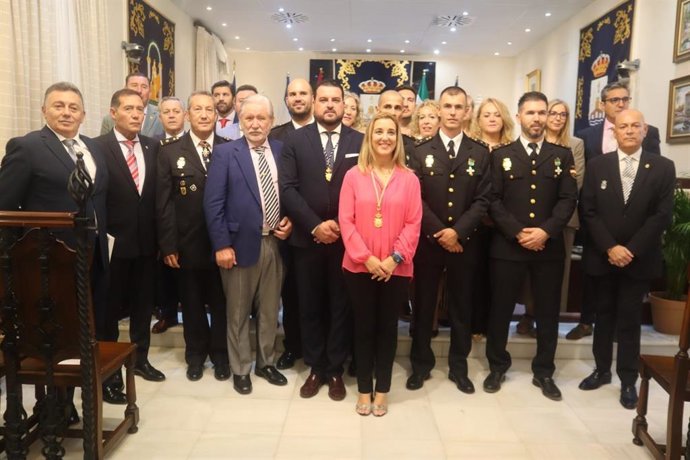 La alcaldesa de Alcalá de Guadaíra, Ana Isabel Jiménez, destaca el valor de la Policía para "la cohesión social"