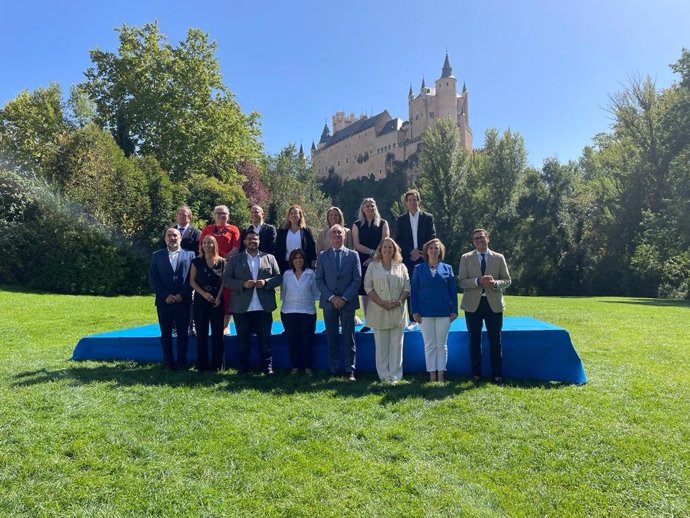 Albás (3 dcha., detrás) con el resto de representantes de las Ciudades Patrimonio en la reunión en Segovia.