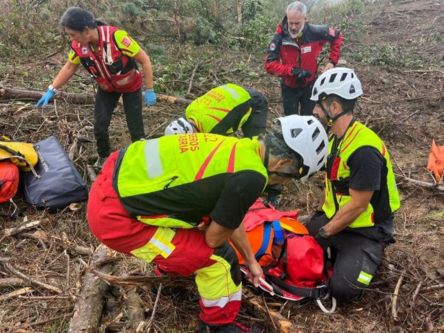 Evacuado tras romperse la pierna mientras realizaba trabajos forestales en el pico Cotillo (Anivas)