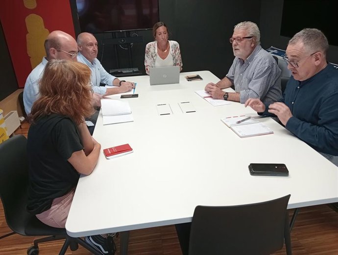 Reunión de la primera teniente de alcaldesa de Gijón y concejala de Economía, Empleo, Turismo e Innovación del Ayuntamiento de Gijón, Ángela Pumariega (PP), y CCOO.