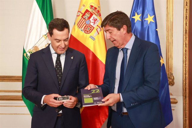 El presidente de la Junta de Andalucía, Juanma Moreno, recibe el informe anual del Consejo Económico y Social (CES) de manos de su presidente, Juan Marín, a 3 de octubre de 2023, en Sevilla (Andalucía, España).