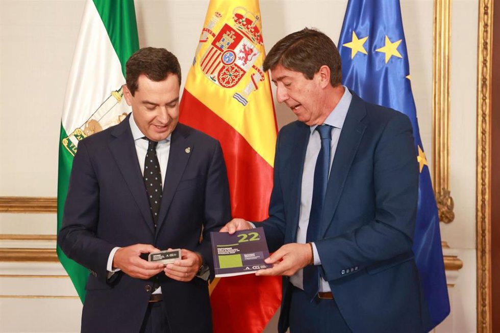 El presidente de la Junta de Andalucía, Juanma Moreno, recibe el informe anual del Consejo Económico y Social (CES) de manos de su presidente, Juan Marín, a 3 de octubre de 2023, en Sevilla (Andalucía, España).