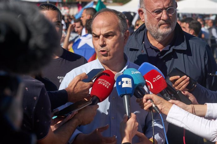 El secretario general de Junts per Catalunya, Jordi Turull, atiende a medios a su llegada a la celebración del Alderdi Eguna, en las campas de Foronda, a 24 de septiembre de 2023, en Vitoria-Gasteiz, Álava, País Vasco (España).