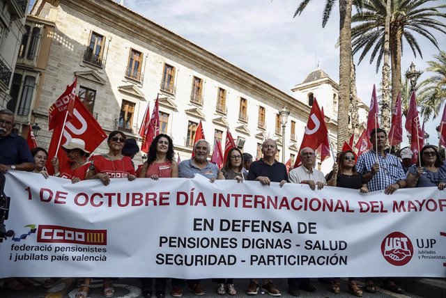 Diverses persones subjecten una pancarta durant una concentració per a exigir un reforç dels servicis públics i una atenció digna a les persones majors, en la delegació del Govern, a 3 d'octubre de 2023, a València