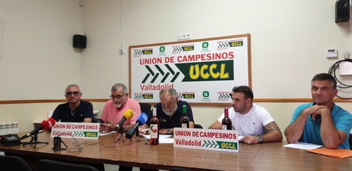 El coordinador de UCCL en Valladolid, Valentín García (centro), durante la rueda de prensa de valoración de la evolución de la vendimia en las diferentes D.O. De la provincia