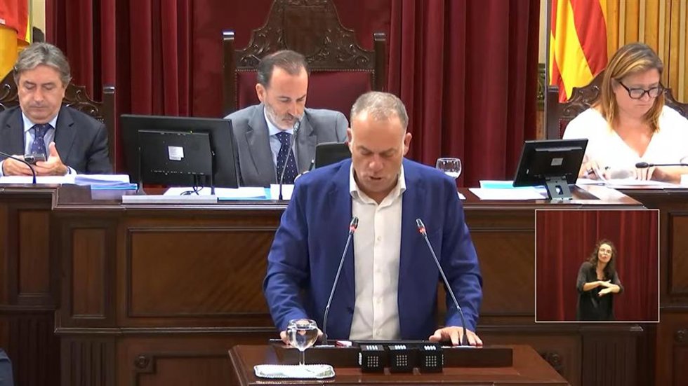 El diputado del PSIB Lloren Pou durante su intervención en el Parlament.