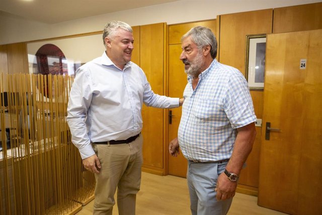 El Consejero De Economía, Luis Ángel Agüeros, Se Reúne Con El Alcalde De Valderredible, Fernando Fernández
