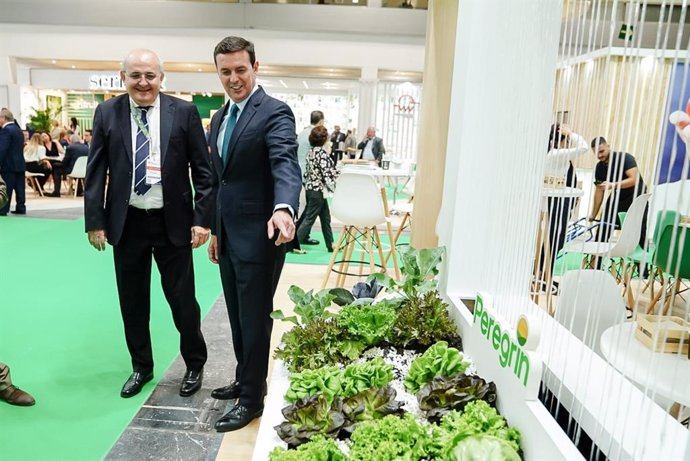 El presidente de la Diputació de Almería, Javier Aureliano García, asiste a Fruit Attraction.