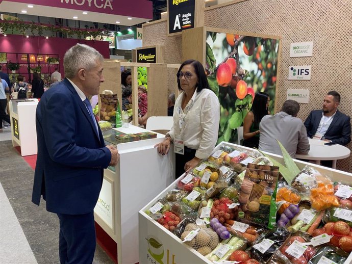 El consejero de Agricultura, Ganadería y Alimentación del Gobierno de Aragón, Ángel Samper, en la Feria Fruit Atraction, en IFEMA.