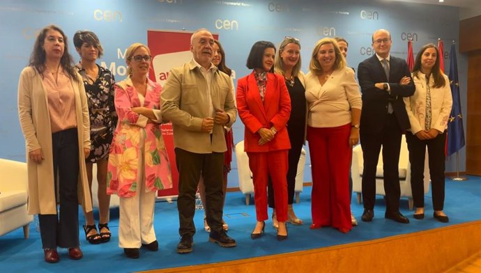 El consejero Cigudosa junto al resto de participantes en la jornada