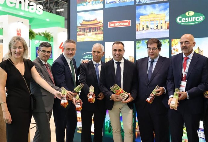 El presidente de la Diputación de Granada, Francis Rodríguez, en la inauguración de la Feria Internacional del Sector de Frutas y Hortalizas que se celebra en Madrid.