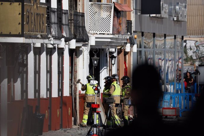 Bomberos trabajan en la zona donde se originó el incendio