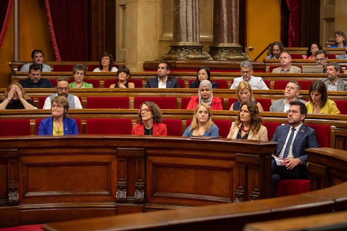 Archivo - El presidente de la Generalitat, Pere Aragonés (1d) y la consellera de la Presidencia, Laura Vilagra (2d), durante una sesión plenaria en el Parlament. Archivo.