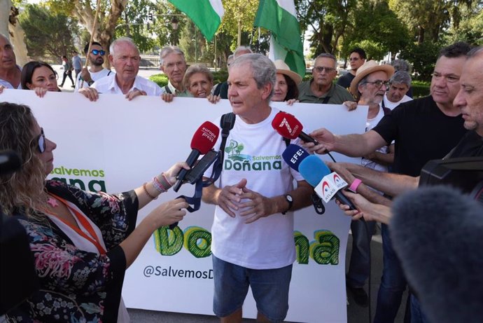 Juan Romero, portavoz de la Plataforma Salvemos Doñana, en una atención a medios durante la concentración a las puertas de San Telmo