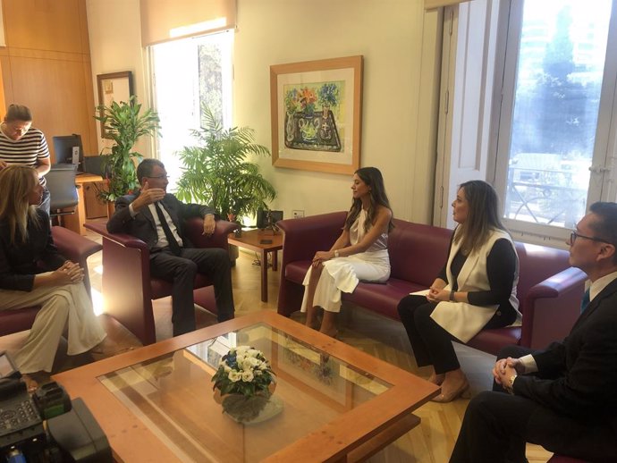 El cónsul adjunto de Ecuador, Patricio Villegas; y la de Colombia en Valencia, Gillian Maghmud, se reúnen con el alcalde José Ballesta