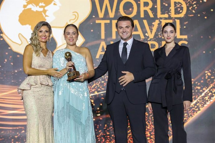 Saray Castaño, directora de Casa Palacio Don Ramón y en representación de Kaizen Hoteles recogiendo el galardón