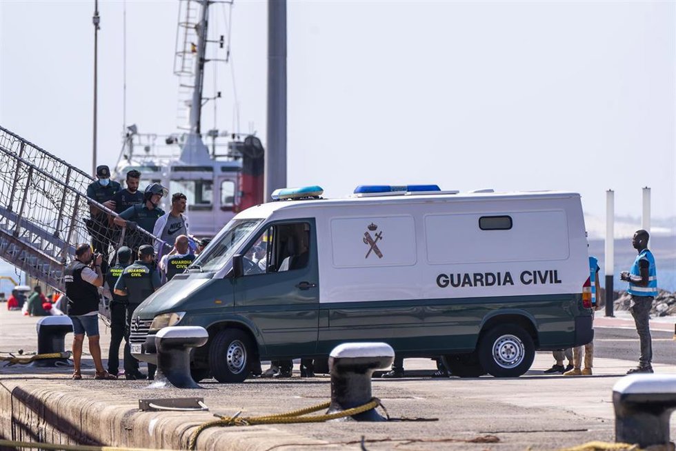 Decenas de migrantes llegan al Puerto del Rosario en un barco de Salvamento Marítimo, a 3 de octubre de 2023, en Fuerteventura, Canarias (España). Unos 124 migrantes han llegado al muelle de Puerto del Rosario, en la isla de Fuerteventura, sobre las 10.
