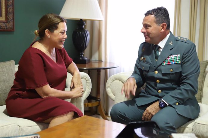 La presidenta del Parlamento de Canarias, Astrid Pérez, en una reunión con el general de la Guardia Civil Juan Hernández