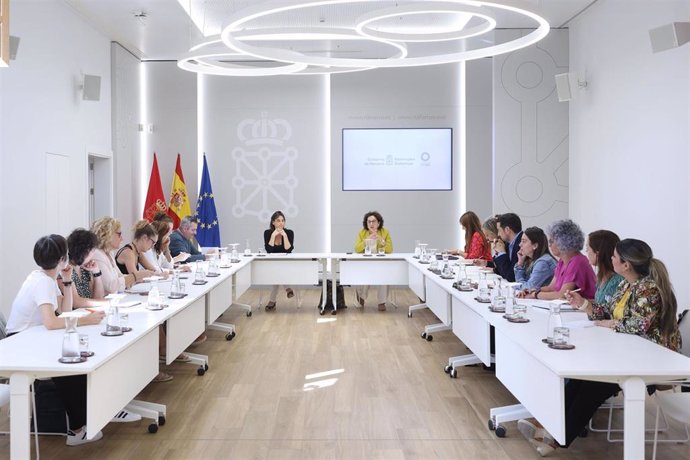 El Gobierno de Navarra reúne a alcaldes de la Comarca de Pamplona para abordar el aumento de personas sin hogar.