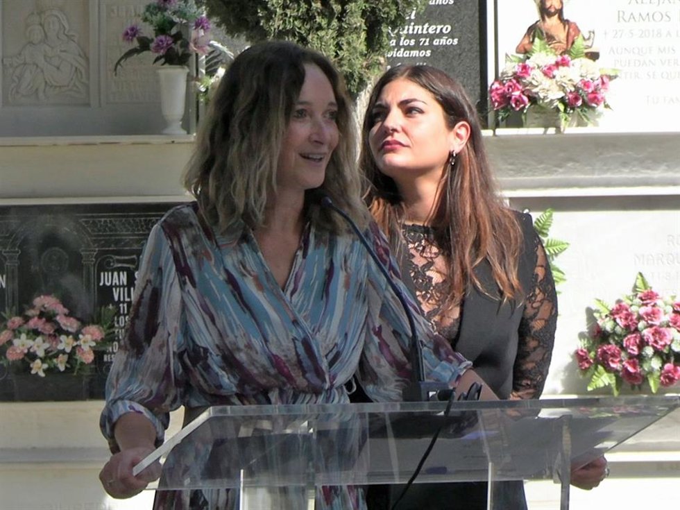 María, viuda de Jesús Quintero, junto a su hija Andrea