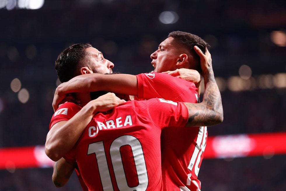 El lateral argentino Nahuel Molina celebra un gol con sus compañeros del Atlético de Madrid Koke y Ángel Correa. 