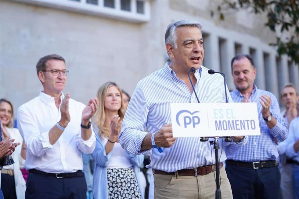 Archivo - El número uno en las listas del PP al Congreso por Álava, Javier De Andrés, participa durante un acto de campaña electoral del PP de cara al 23J, a 15 de julio de 2023, en Vitoria Gasteiz, Álava, País Vasco(España). Feijóo ha visitado doce com