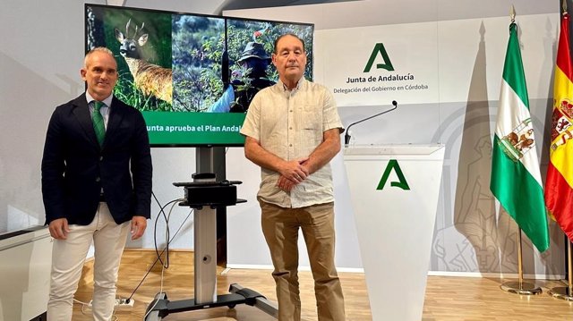 El delegado de Sostenibilidad, Medio Ambiente y Economía Azul de la Junta en Córdoba, Rafael Martínez (izda), en la presentación del Plan de Caza.