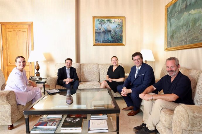La presidenta del Govern, el conseller Jaume Bauzá y el director general de Turismo, Josep Aloy, reciben al presidente y consejero delegado de Vueling, Marco Sansavini, y la directora de comunicación, asuntos públicos y sostenibilidad, Sandra Hors.