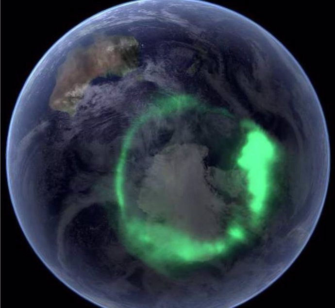 Los iones cargados que interactúan con el campo magnético de la Tierra a menudo crean auroras cerca de los polos del planeta. La aurora australis o las luces del sur son capturadas aquí por un satélite de la NASA.