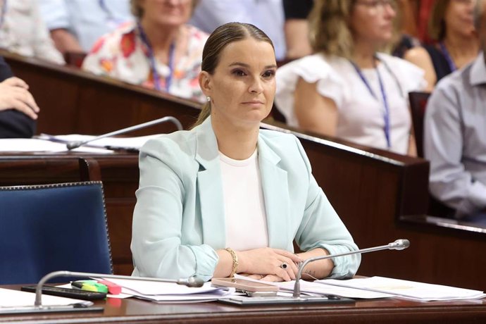 La presidenta del Govern, Marga Prohens, durante una sesión de control en el Parlament balear.