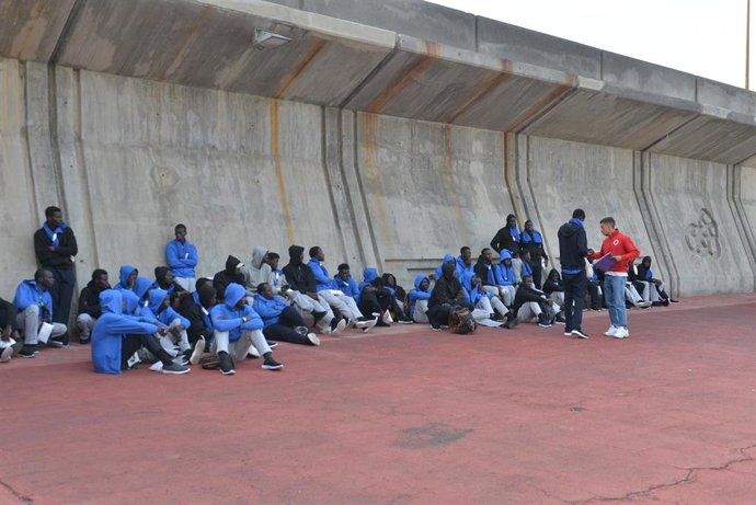 Migrantes llegados al puerto de La Restinga en un cayuco anterior