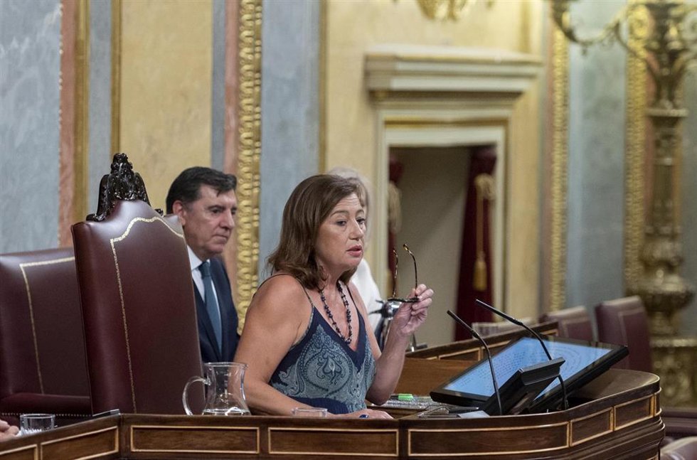 La presidenta del Congreso, Francina Armengol, durante la segunda votación de la investidura de Alberto Núñez Feijóo, en el Congreso de los Diputados.