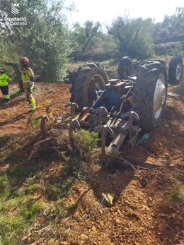 Un hombre fallece tras volcar un tractor en una finca agrícola de Traiguera