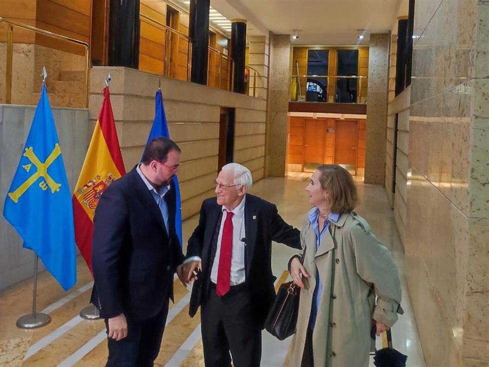 El presidente de Asturias, Adrián Barbón, recibe al Padre Ángel en la sede de la Presidencia del Principado