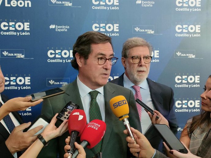 El presidente de CEOE, Antonio Garamendi, atiende a los medios de comunicación en Salamanca