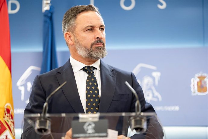 El líder de Vox, Santiago Abascal, durante una rueda de prensa tras reunirse con el Rey Felipe VI, en el Congreso de los Diputados, a 2 de octubre de 2023, en Madrid (España).