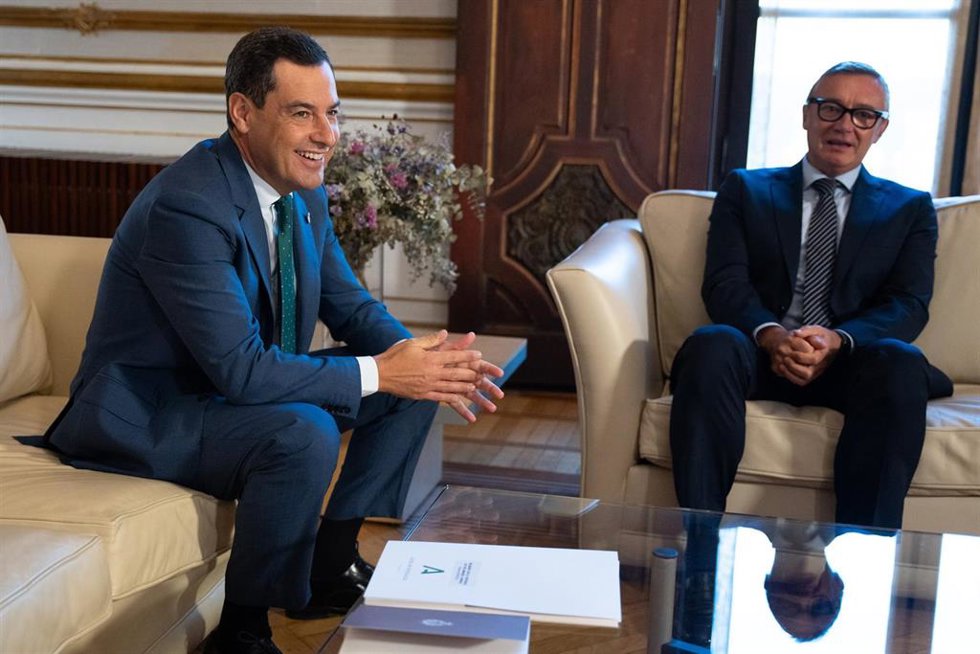 El presidente de la Junta de Andalucía, Juanma Moreno, y el portavoz parlamentario de Vox, Manuel Gavira, en una imagen de 8 de septiembre durante una ronda de contactos con los partidos con representación parlamentaria. 