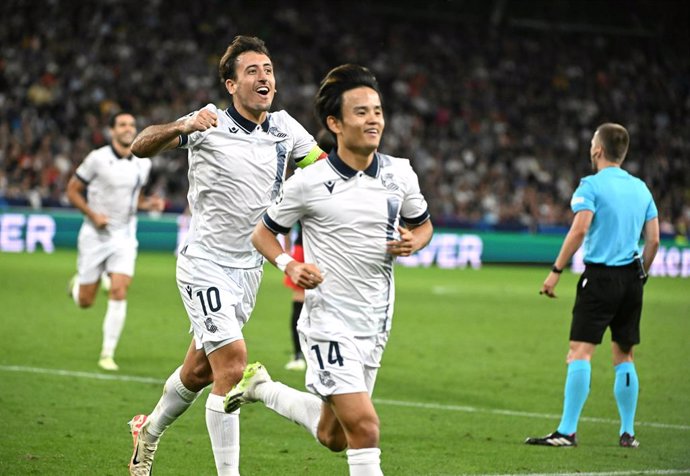 03 October 2023, Austria, Salzburg: Real Sociedad's Mikel Oyarzabal celebrates scoring his side's first goal with teammate Takefusa Kubo during the UEFAChampions Leaque Group D soccer match between Red Bull Salzburg and Real Sociedad in Salzburg. Photo