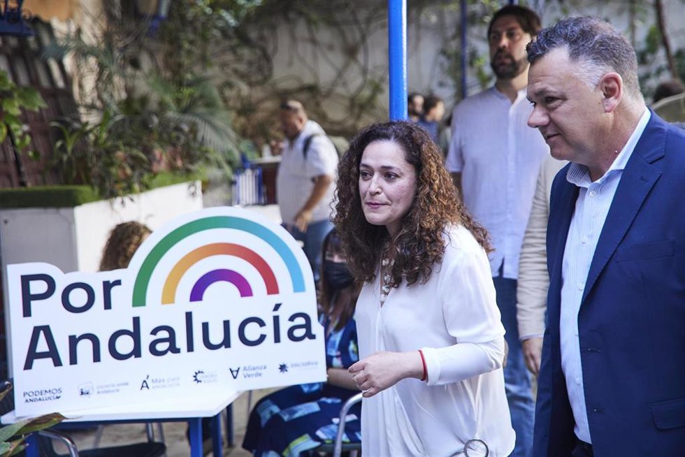 Archivo - La candidata del grupo, Inmaculada Nieto, junto al representante de Unidas Podemos, Juan Antonio Delgado, durante la presentación de la coalición Por Andalucía, en una foto de archivo.