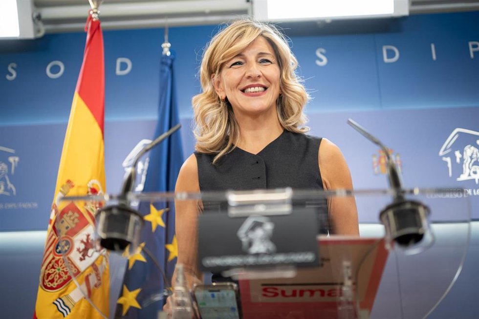 La vicepresidenta segunda y ministra de Trabajo y Economía Social en funciones, y líder de Sumar, Yolanda Díaz, durante una rueda de prensa tras reunirse con el Rey Felipe VI, en el Congreso de los Diputados, a 2 de octubre de 2023, en Madrid (España). 