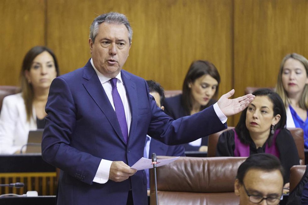 Archivo - El secretario general del PSOE de Andalucía y presidente del Grupo Parlamentario Socialista, Juan Espadas, en una foto de archivo en el Pleno del Parlamento andaluz.