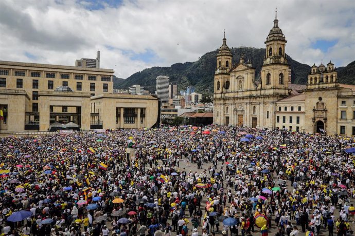 Bogotá. 20 de Junio del 2023. Cientos de personas de la oposición, se aglomeran en la Plaza de Bolívar para manifestarse en contra del Gobierno de Gustavo Petro. (Colprensa - Mariano Vimos)